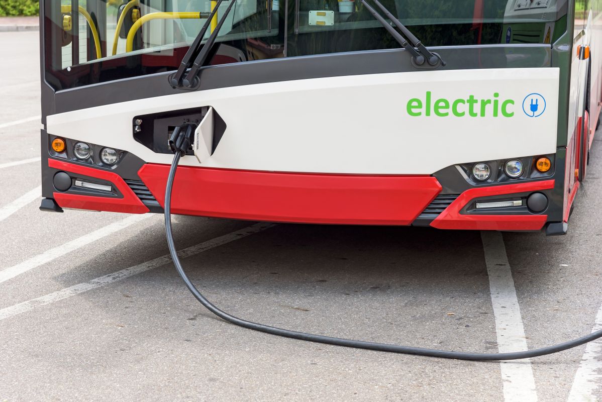 Elektryczny autobus jest podłączony do ładowania na jednej ze stacji ładowania autobusów elektrycznych.