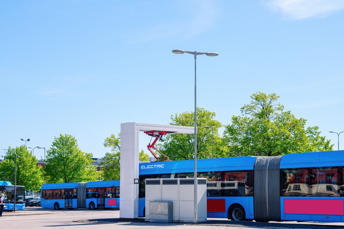 Autobusy elektryczne na stacji ładowania w słoneczny dzień.