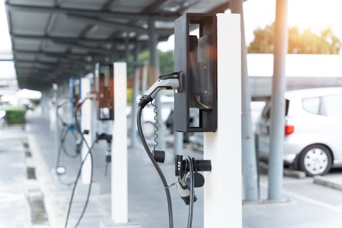 Stacje ładowania dla flot samochodów elektrycznych na parkingu.