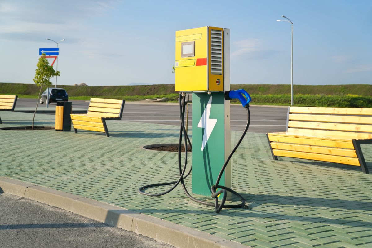 Na parkingu znajdują się stacje ładowania pojazdów specjalnych i przemysłowych.