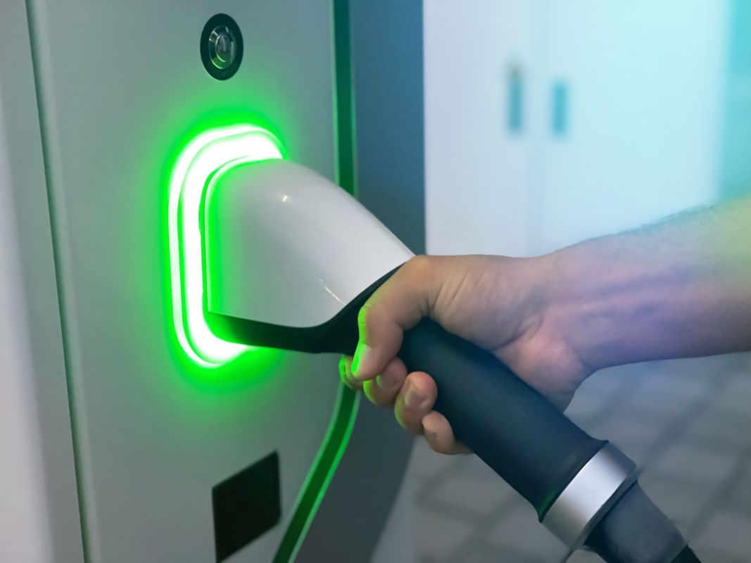 Stacje ładowania samochodów elektrycznych zapewniają szybkie uzupełnianie energii pojazdu.
