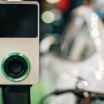Stacja ładująca dla samochodów elektrycznych ilustruje nowoczesne systemy ładowania samochodów elektrycznych.