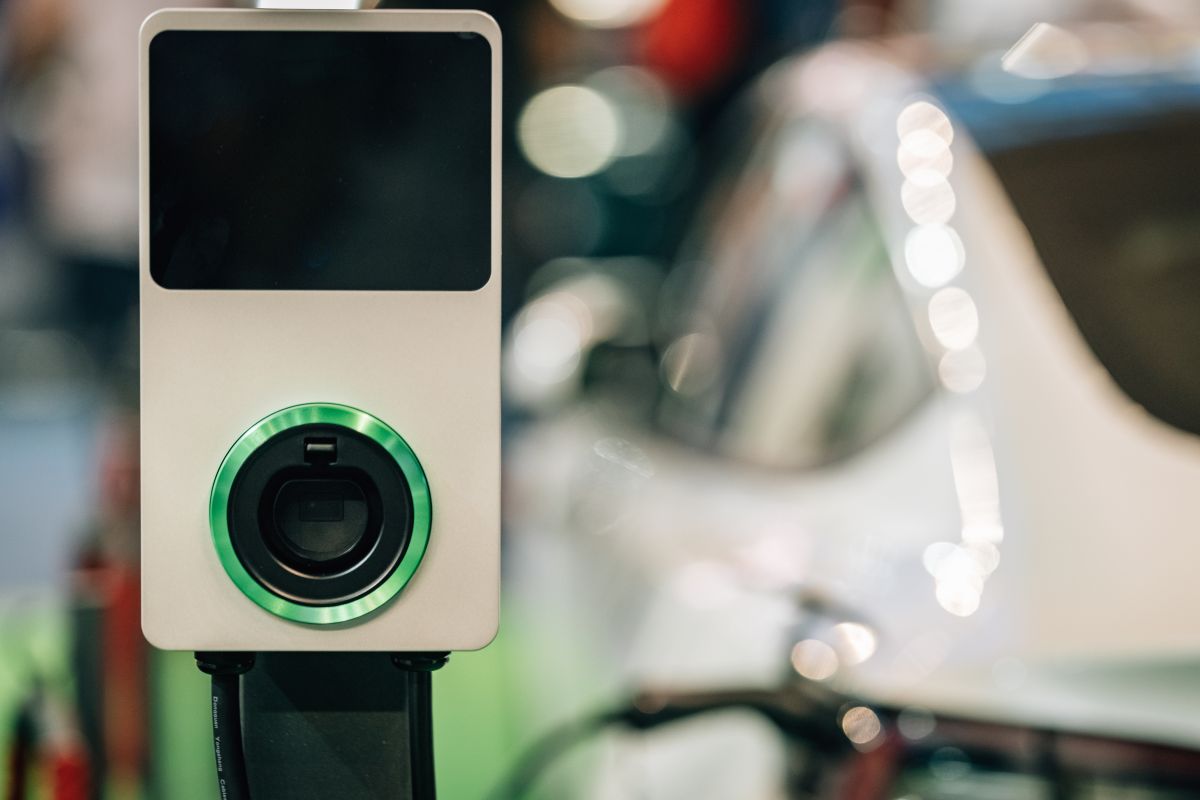Stacja ładująca dla samochodów elektrycznych ilustruje nowoczesne systemy ładowania samochodów elektrycznych.