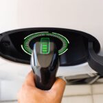 Ładowanie auta za pomocą systemy ładowania samochodów elektrycznych.