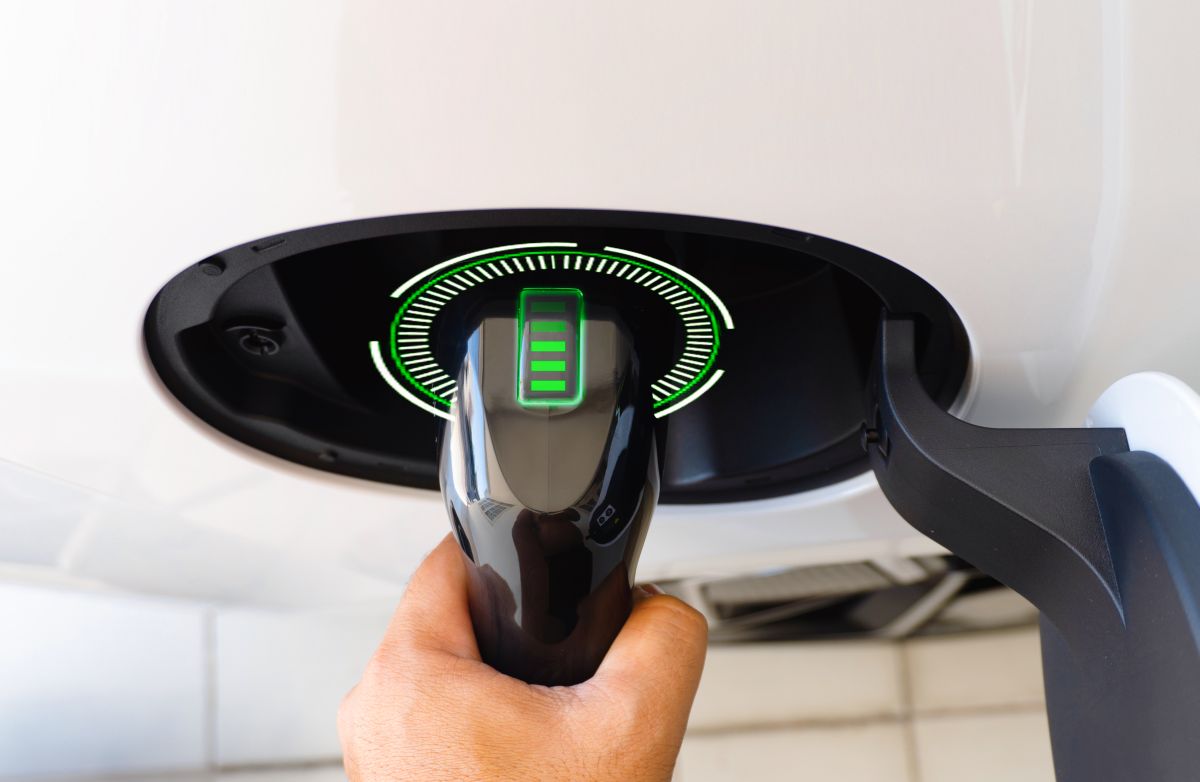 Ładowanie auta za pomocą systemy ładowania samochodów elektrycznych.